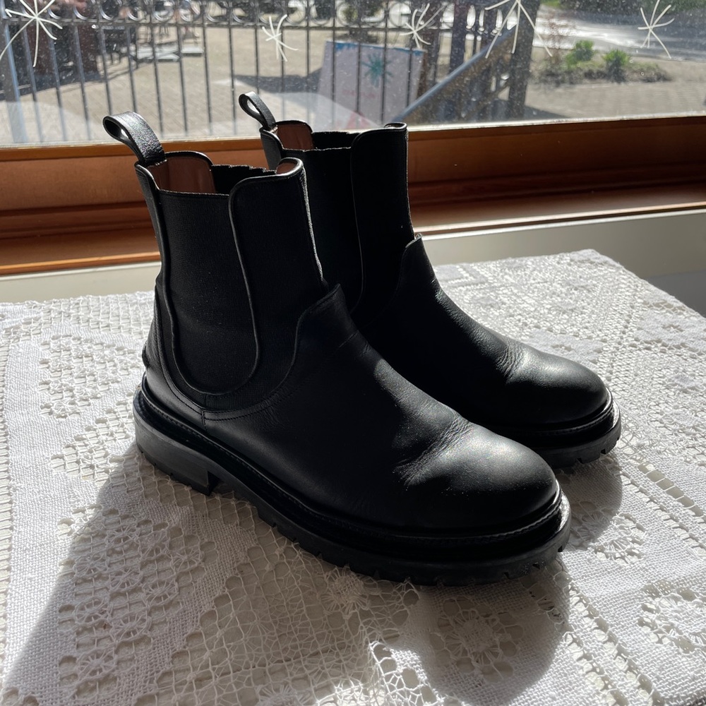 L’Autre Chose Black Leather Chelsea Boots